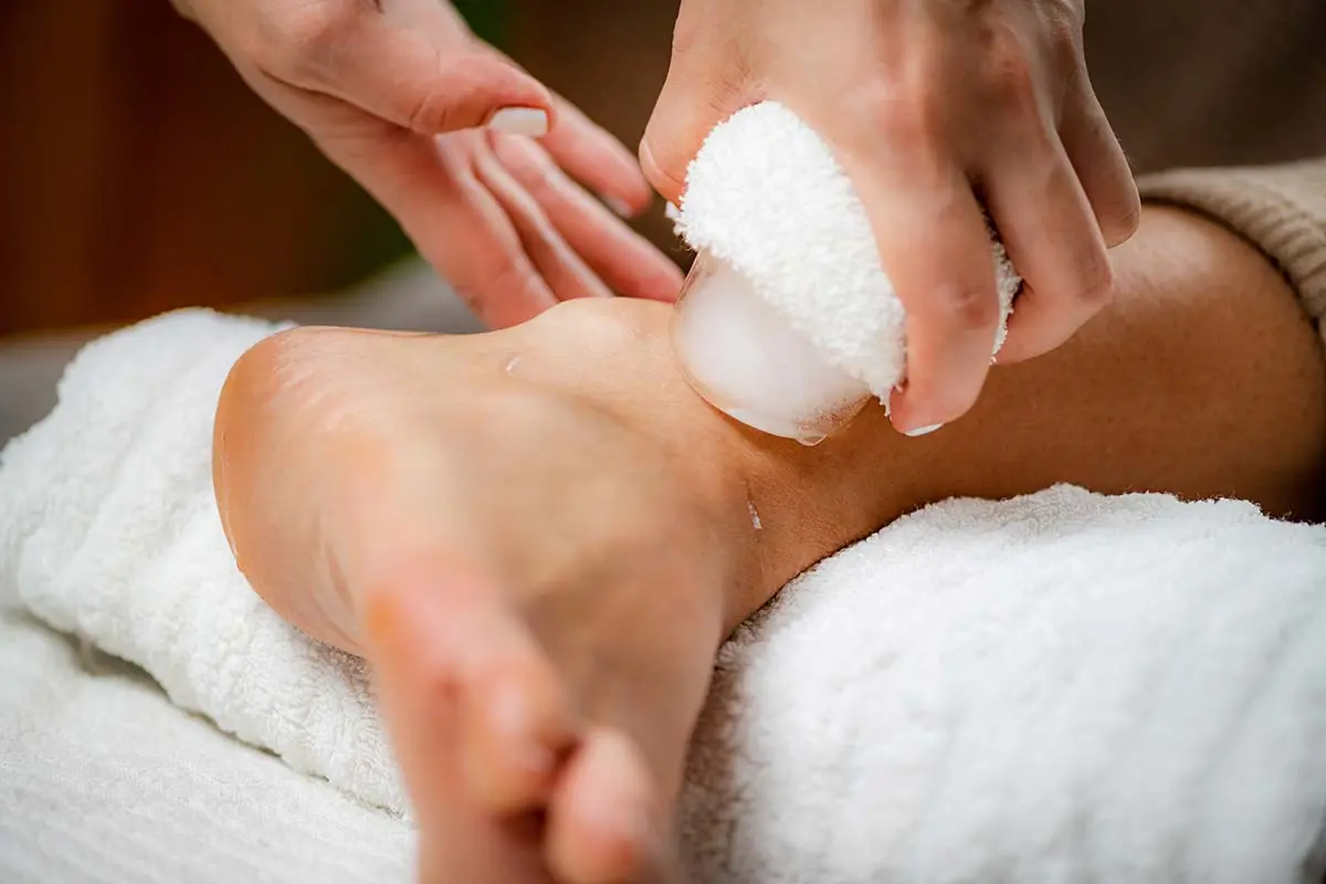 Massage with hot and cold hydrotherapy